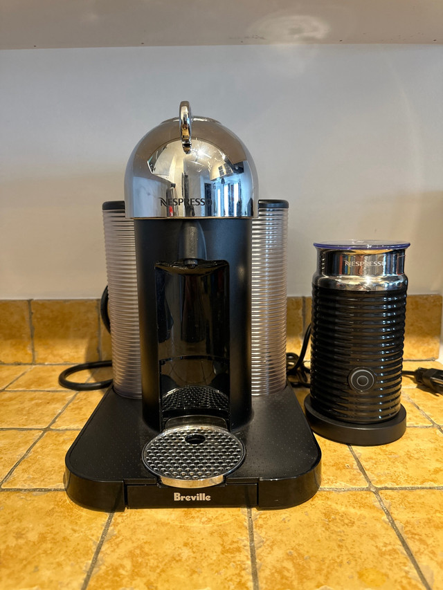 Cafetière Nespresso avec mousseux à lait  dans Machines à café  à Longueuil/Rive Sud