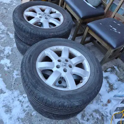 This tires and ORIGINAL alloy rims are from our Honda CRV 2007 balanced with TPMS sensors and ready...