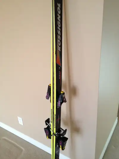 Ensemble ski alpin Rossignol incluant fixation, battons et sac, View more