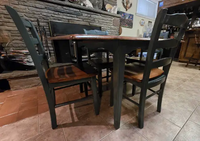 Wooden Table and Chairs Set in Dining Tables & Sets in City of Toronto - Image 4