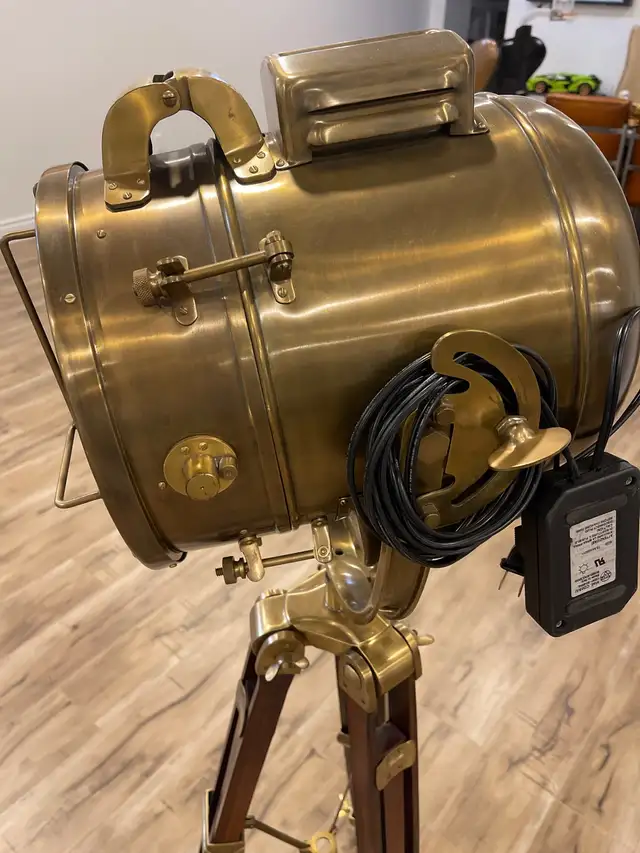 Brass floor lamp in Indoor Lighting & Fans in Markham / York Region - Image 3