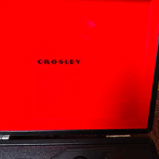 Crosley Suitcase Record Player / Turntable in Stereo Systems & Home Theatre in Chatham-Kent - Image 8