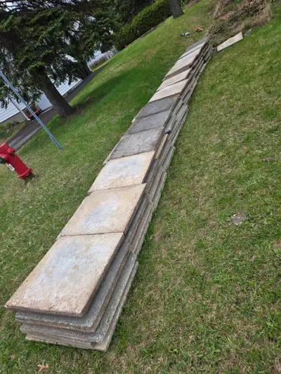 Dalles de béton 2'x2' à donner, View more