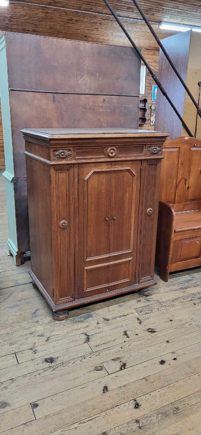 Antique Walnut Record Cabinet dans Buffets et vaisseliers  à Trenton