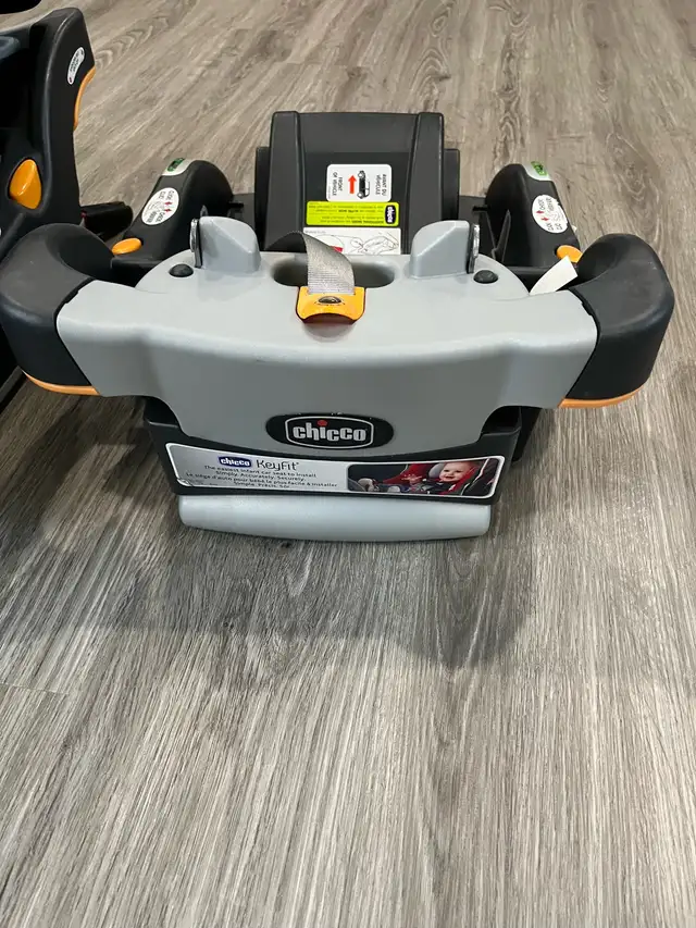 Chicco car seat with two bases and cover in Strollers, Carriers & Car Seats in Ottawa - Image 7