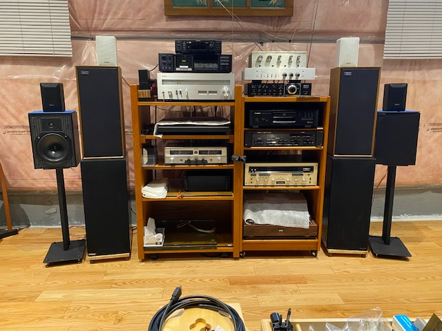 A collection of stereo equipment- Speakers and various equipment in Stereo Systems & Home Theatre in Markham / York Region - Image 11