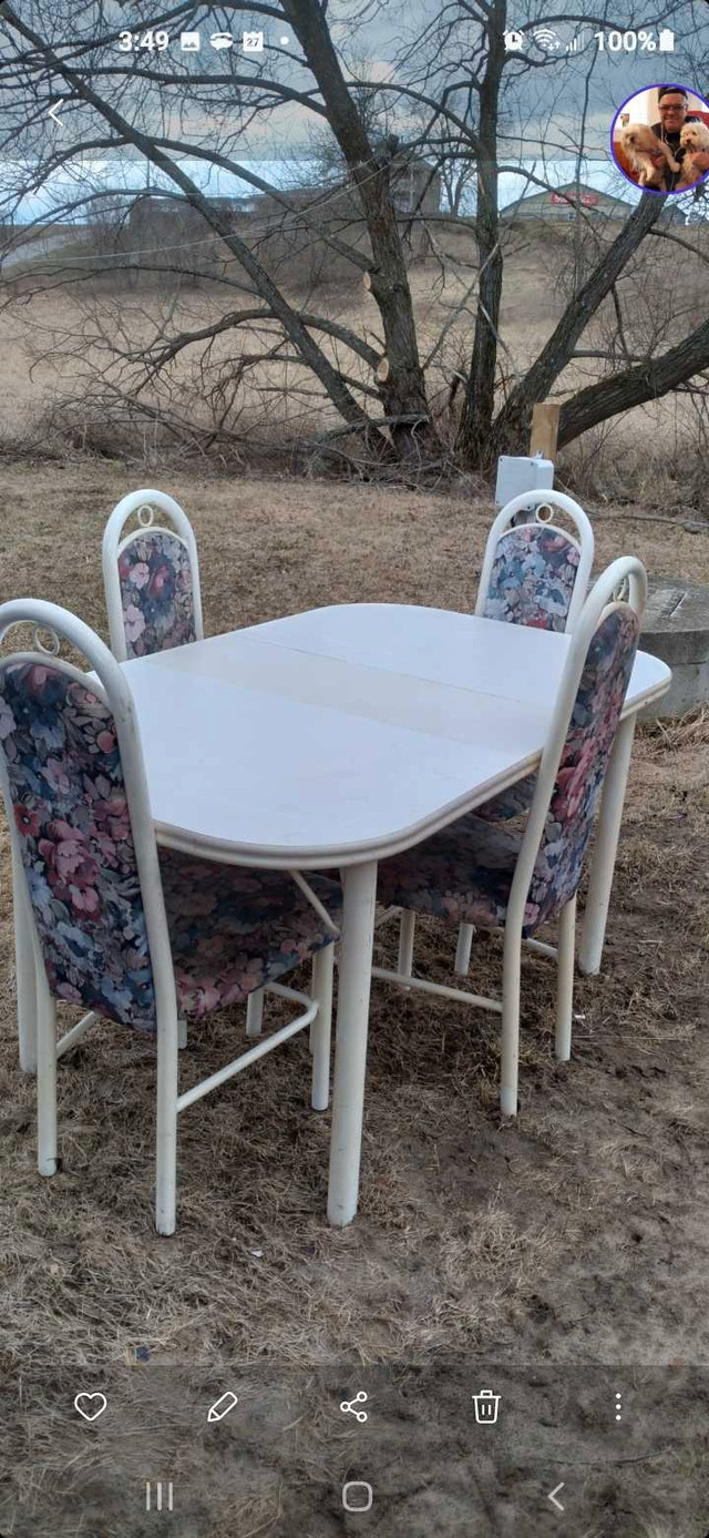 Table + 6 chairs in Dining Tables & Sets in Pembroke