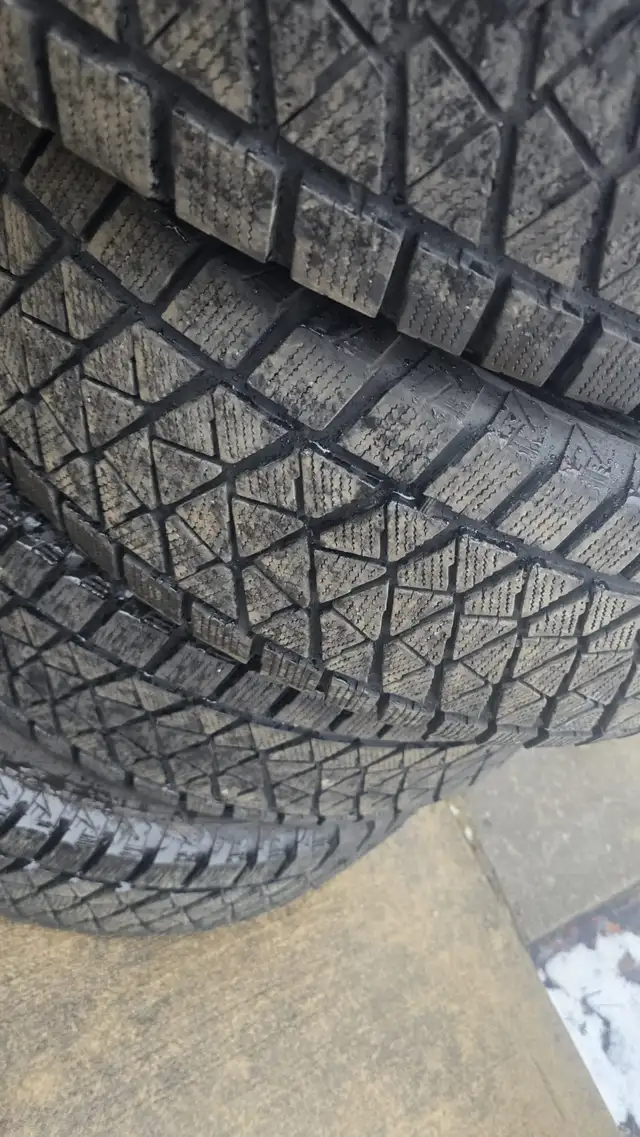 255 70 18 set of four bridgestone Blizzack in Tires & Rims in Bedford - Image 2