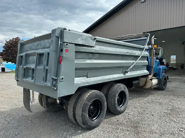1990 Ford L8000 Dump Gravel Truck, Rock Box in Heavy Trucks in Kamloops - Image 3