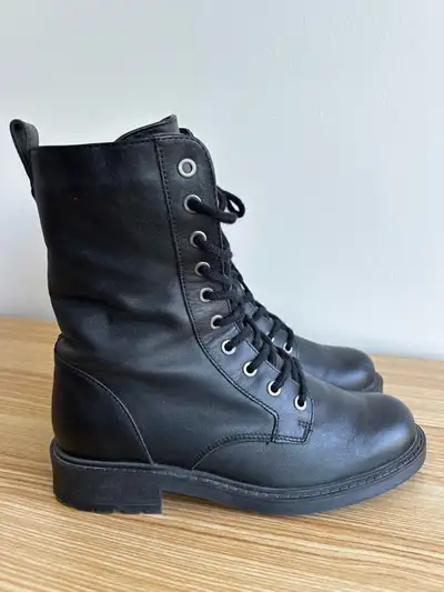Clarks Size 7 1/2 Lace Up Boots, View more