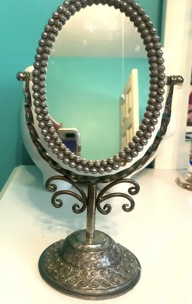 Vintage vanity mirror in Home Décor & Accents in Ottawa - Image 2