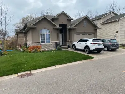 1500 ft.² bungalow custom built in 2015 with a beautiful walk out basement Located on Lakeshore Rd,...