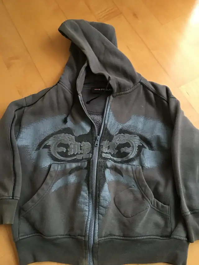 Manteau printemps ,chandails ,short, sandales in Skates & Blades in Granby - Image 5