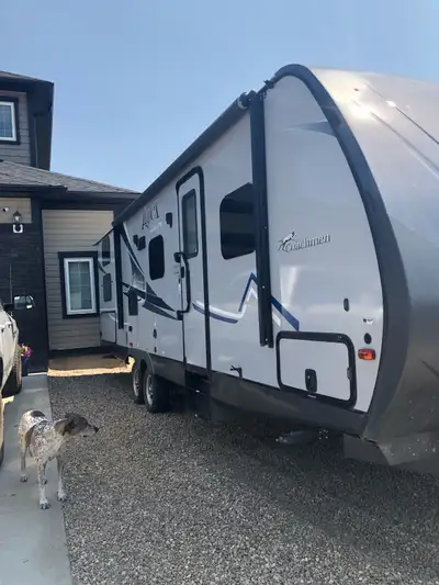 This Coachmen Apex 275bhss is the perfect travel trailer for family adventures, featuring a spacious...