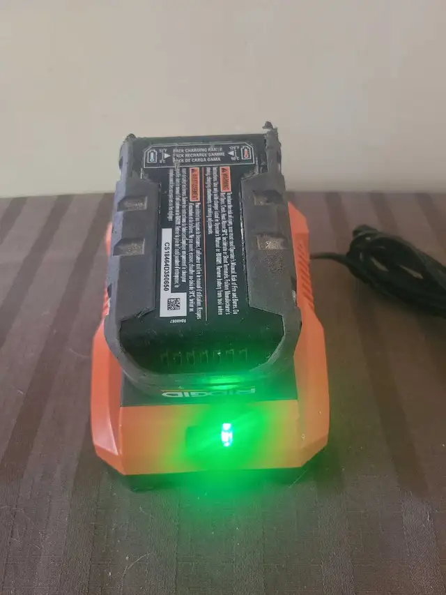 Ridgid 18 Volt Battery Charger  in Power Tools in Ottawa - Image 2