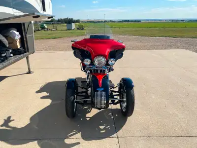 2010 HD Ultra Classic c/w Tilting Motor Works 2 front wheel conversion with Tilt Lock option, Mechan...
