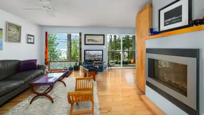 Luxury 1BR and den, 1000+sq.ft. Skylights (six), custom maple cabinetry with built-in bookcase, Hard...