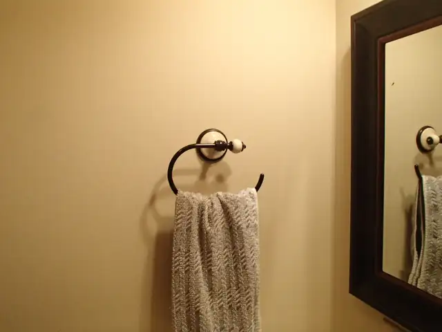 Towel Ring and Toilet Paper Holder Set in Bathwares in Sarnia - Image 2