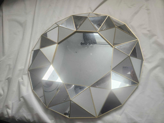 Beautiful large round mirror or tray with gold trim  in Home Décor & Accents in Oshawa / Durham Region - Image 3