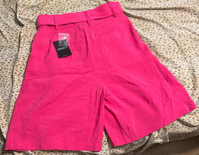 Forever 21 - Women’s Pink Shorts Size Medium  in Women's - Bottoms in Markham / York Region - Image 2