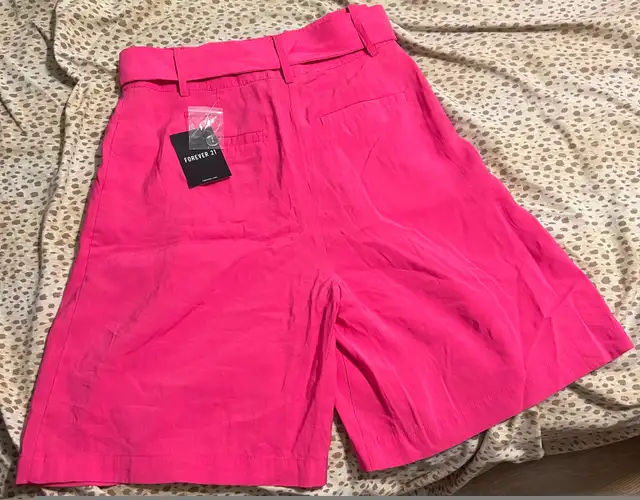 Forever 21 - Women’s Pink Shorts Size Medium  in Women's - Bottoms in Markham / York Region - Image 3