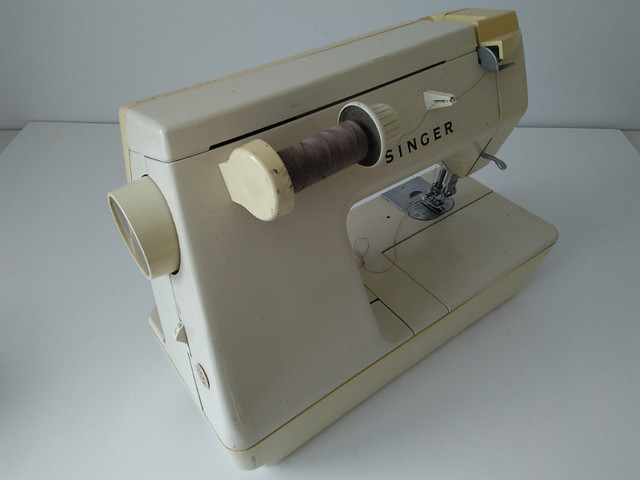 Machine à coudre SINGER Touch-Tronic 2001 Sewing Machine dans Loisirs et artisanat  à Ville de Montréal - Image 2