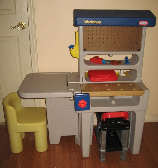 Vintage Little Tikes Workshop w/ Lift Up table and Chair in Toys & Games in City of Toronto - Image 2