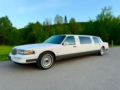 1996 Lincoln Town Car Country Executive Limousine *I speak English as well* Seulement 38,700 KM, con...