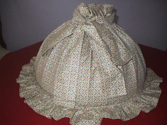 ANTIQUE VICTORIAN HUTCH & LAMP SHADE...7 photos to view in Hutches & Display Cabinets in Windsor Region - Image 3