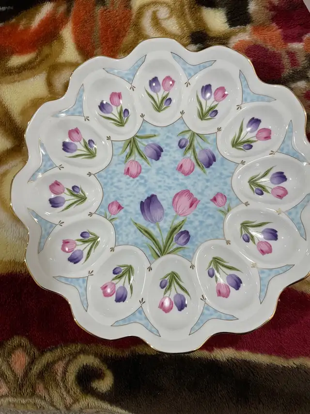 Porcelin deviled egg dish470038660924067840