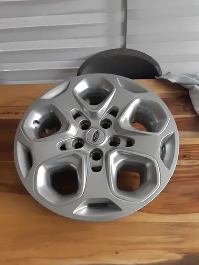 4 cap de roues Ford Original 18 po Pour réponse rapide contater moi 514 895-0330