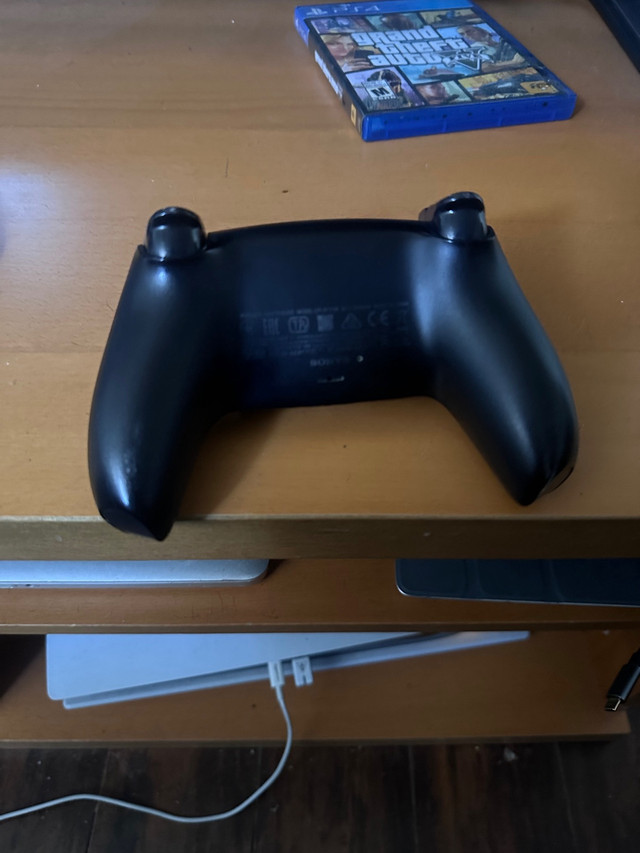 PS5 Controller Black  in Sony Playstation 5 in Gatineau - Image 2