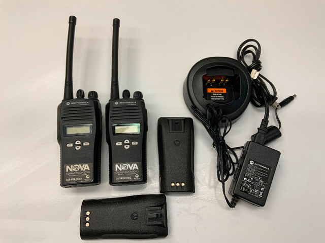 2 walkie Talkie Radio Motorola avec ou sans batteries chargeur dans Appareils électroniques  à Sherbrooke