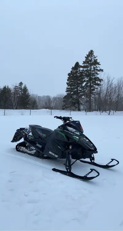 Tucker hibbert edition 3100km New studded track New skid bearings Pulls great sounds great Only thin...