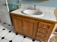 Bathroom vanity / vanité de salle de bain