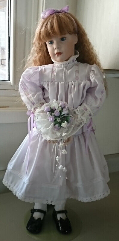 Vintage  Beautiful Porcelain Doll Light Purple Dress  Long Hair in Arts & Collectibles in Oshawa / Durham Region - Image 3