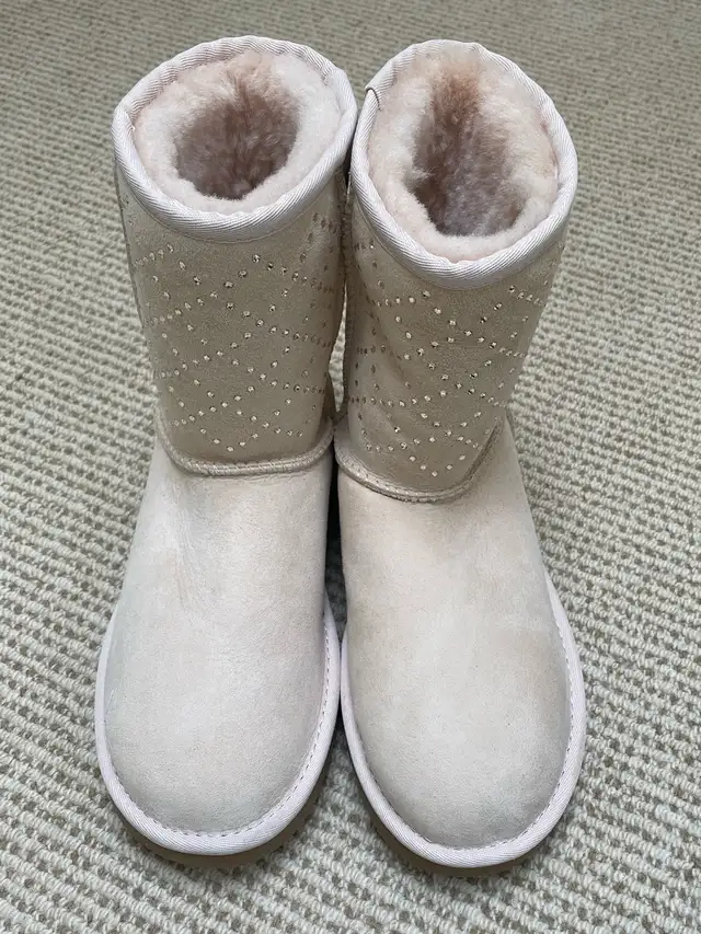 Ugg classic short boots studs as new rare in Women's - Shoes in City of Toronto - Image 3