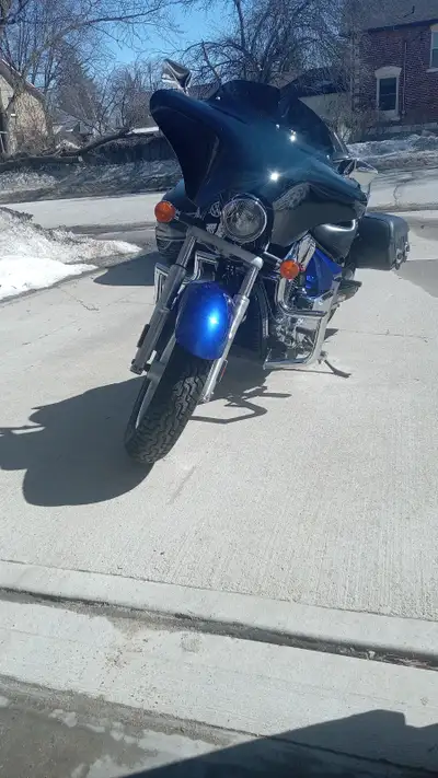 Mint condition with a combined ABS braking system. Memphis shades batwing. 1.5 inch crashbar. Oem ha...