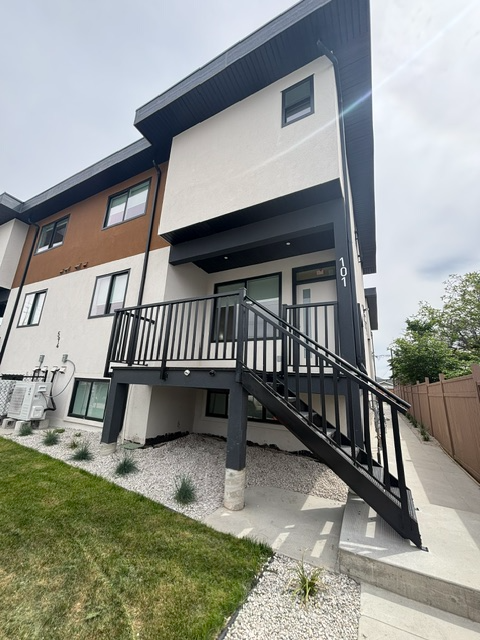 Brand-new half duplex 4 beds 3.5 baths, nearby IGA and hospital