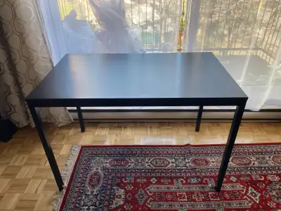 Jolie table noir très propre et en très bonne condition. Peut être utilisé comme une table à manger...