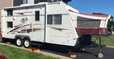 Roulotte hybride 21’ (modèle SV210T). Super pratique pour une famille qui veut de l’espace et du ran...