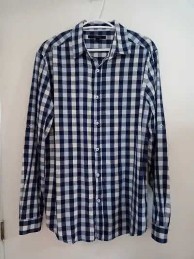 Lots de 11 chemises à motif carotté. Les chemises sont toutes de taille petite (small). Les chemises...