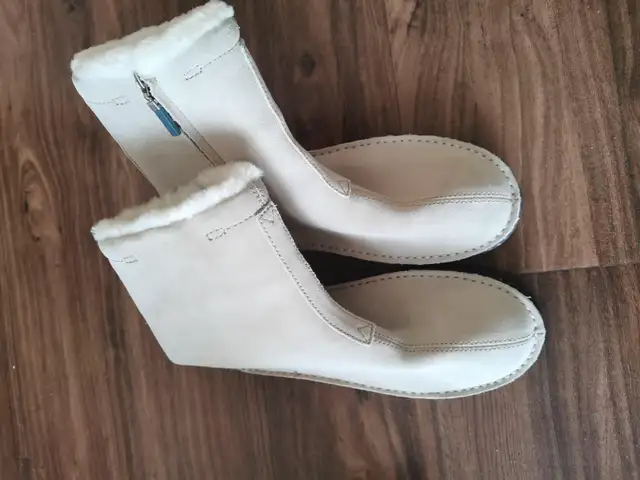 Women Winter Boots in Women's - Shoes in Calgary - Image 2