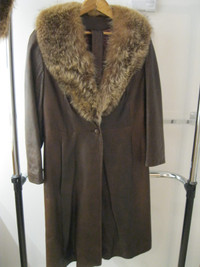 Manteau vintage en cuir avec col et chapeau de fourrure