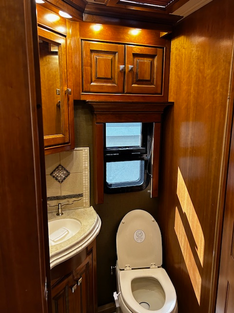 2013 45' Tiffin Zephyr for sale in RVs & Motorhomes in Grande Prairie - Image 12