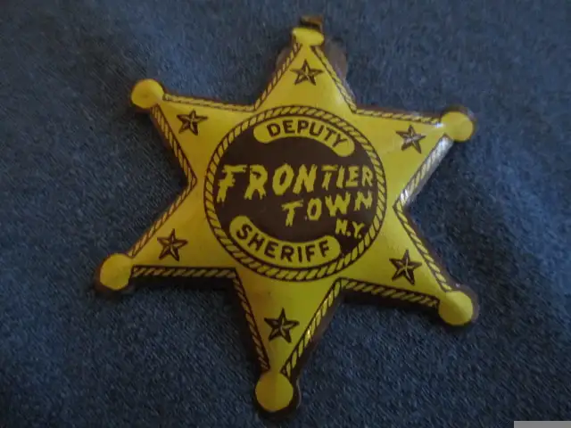 2 VINTAGE FRONTIER TOWN SHERIFF BADGES-1950'S-NEW YORK-CLEAN! in Arts & Collectibles in Laval / North Shore - Image 10