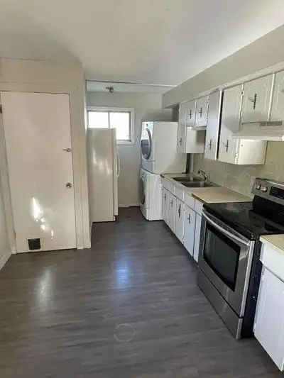 ✨Available for March 1 2026✨ ✨Central Downtown✨ 1 Female Roommate preferred Available March 1 1 bedr...
