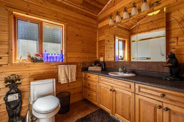 5  bedroom 2  bath lakefront cabin with private beach in Houses for Sale in Kelowna - Image 5