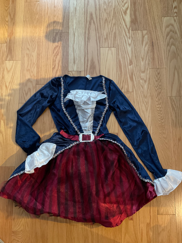 Girls Pirate Dress - lights up - size 12-14 (but fits small) in Costumes in Ottawa - Image 2