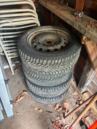 4 rims 16 pouces était sur Volkswagen e-golf 2017 Mk7 pneus Nokian d’hiver à clous sont plus bon. Bo...